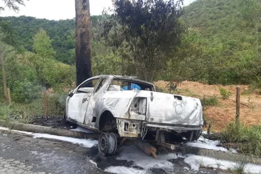Imagem ilustrativa da imagem Duas pessoas morrem após carro pegar fogo na BR-262, em Viana