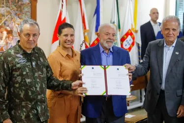 Imagem ilustrativa da imagem Em Pernambuco,  Lula faz  gesto político e elogia Forças Armadas