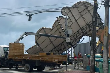 Imagem ilustrativa da imagem Estrutura carnavalesca desaba na Ponte Buarque de Macedo, no Centro do Recife