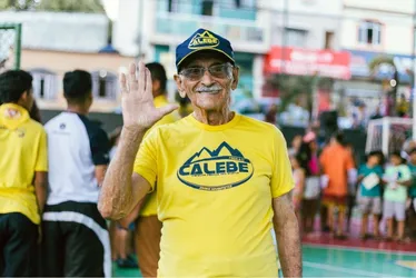 
          Imagem ilustrativa da imagem Ex-combatente de 99 anos inspira jovens na Missão Calebe
          