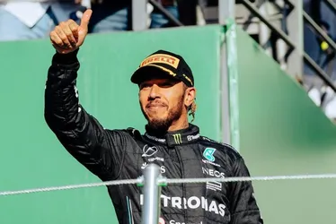 Imagem ilustrativa da imagem Ferrari confirma contratação de Hamilton para a temporada 2025 da Fórmula 1