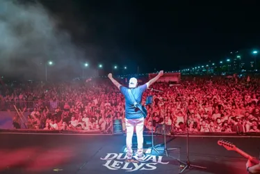Imagem ilustrativa da imagem Fim de ano em Vitória: Durval Lelys agita o público na Praia de Camburi