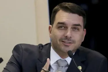 Imagem ilustrativa da imagem Flávio Bolsonaro elogia app do governo Lula para bloquear celular roubado
