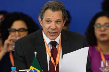 Imagem ilustrativa da imagem Governo confirma novo limite em juros do cartão