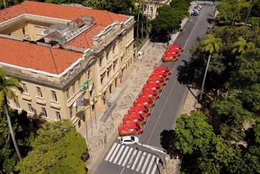 Imagem ilustrativa da imagem Governo de Pernambuco entrega novas viaturas ao Corpo de Bombeiros