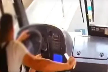 Imagem ilustrativa da imagem Homem sequestra ônibus, ameaça motorista com faca e é preso em São Paulo