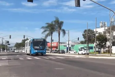 Imagem ilustrativa da imagem Homem tem pescoço cortado com caco de vidro dentro do ônibus