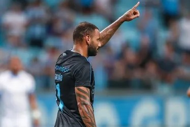 Imagem ilustrativa da imagem JP Galvão marca, Grêmio ganha quinta seguida e dispara no Gaúcho