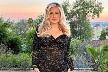 Imagem ilustrativa da imagem Jennifer Coolidge faz agradecimento inusitado após vencer Emmy de atriz coadjuvante