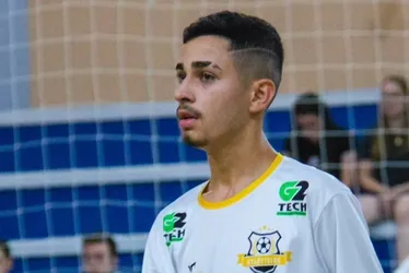 Imagem ilustrativa da imagem Jogador de 17 anos morre após colidir com carro enquanto pilotava moto