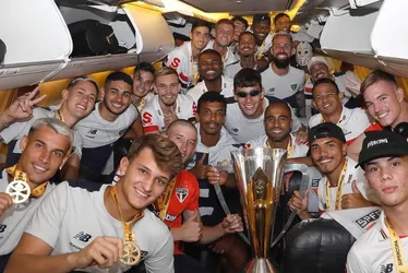 Imagem ilustrativa da imagem Jogadores do São Paulo comemoram título da Supercopa com torcedores na Barra Funda