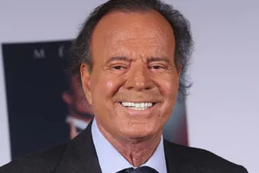 Imagem ilustrativa da imagem Julio Iglesias é detido em aeroporto por conta do conteúdo de suas malas