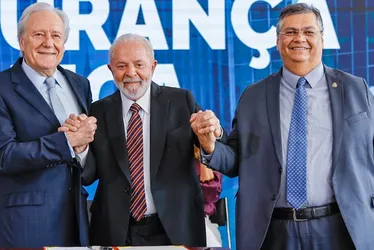 Imagem ilustrativa da imagem Lewandowski toma posse, promete foco na segurança e expõe aliança com STF