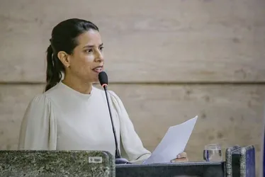 
          Imagem ilustrativa da imagem Lira afaga bolsonaristas e governo releva sua ausência
          