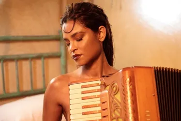 Imagem ilustrativa da imagem Lucy Alves rebate machismo após lançar clipe em que aparece nua