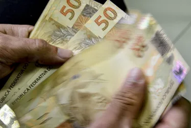 Imagem ilustrativa da imagem Lula deixa assinado decreto que reajusta salário mínimo para R$ 1.412