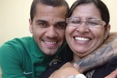 Imagem ilustrativa da imagem Mãe de Daniel Alves expõe mulher que acusa filho de estupro