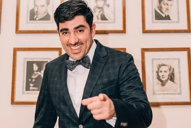 Imagem ilustrativa da imagem Marcelo Adnet é flagrado aos beijos com mulher misteriosa e revela fim de casamento