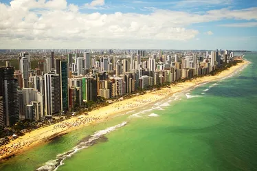 Imagem ilustrativa da imagem Maré vermelha na Praia de Boa Viagem. Veja o que fazer
