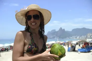 Imagem ilustrativa da imagem Médicos alertam sobre riscos para a saúde ocular durante o carnaval