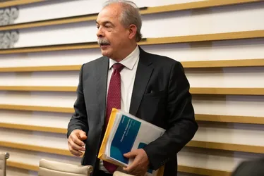 
          Imagem ilustrativa da imagem Mercadante nega retrocesso em política naval e rebate críticos
          