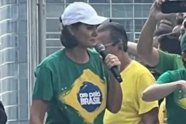 Imagem ilustrativa da imagem Michelle fala de injustiças contra Bolsonaro e chora em discurso na Paulista