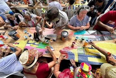 Imagem ilustrativa da imagem Mistério: Galo Gigante da Paz 2024 exibe olhar singular em preparação para Carnaval