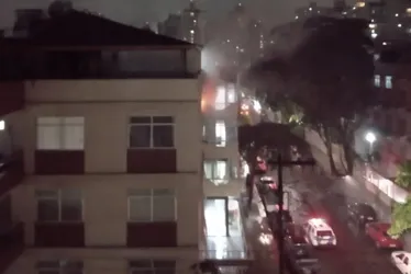 Imagem ilustrativa da imagem Moradora é socorrida após inalar fumaça durante incêndio em apartamento em Itapuã