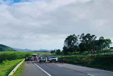 Imagem ilustrativa da imagem Moradores protestam e interditam totalmente a BR-101 em Vila Velha