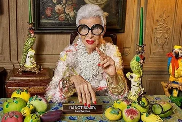 Imagem ilustrativa da imagem Morre Iris Apfel, ícone da moda que trabalhou para Casa Branca e virou Barbie