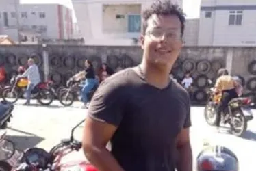 Imagem ilustrativa da imagem Motociclista é arremessado e morre ao ser atropelado por carro em Guarapari