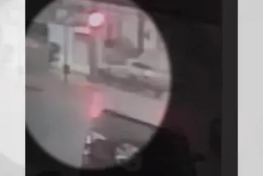 Imagem ilustrativa da imagem Motorista de caminhonete avança sinal e atropela casal de advogados em Vila Velha