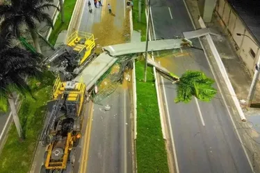 Imagem ilustrativa da imagem Motorista de carreta que derrubou passarela perde 12 pontos e leva multa de R$ 488