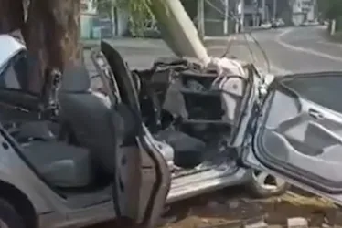 Imagem ilustrativa da imagem Motorista fica presa às ferragens após carro bater em poste no Sul do ES