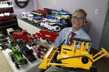 Imagem ilustrativa da imagem Motorista vira artesão de miniaturas após doença