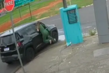 Imagem ilustrativa da imagem Mulher tenta fugir com cosméticos e arrasta vendedora pela janela do carro