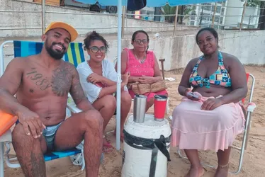 Imagem ilustrativa da imagem Nem chuva afasta turistas das praias no 1º dia do ano no ES
