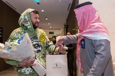 Imagem ilustrativa da imagem Neymar ganha buquê de flores em seu retorno à Arábia Saudita para recuperação