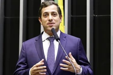 
          Imagem ilustrativa da imagem Novo líder do PSB se equilibra na crise entre Lula e Lira
          