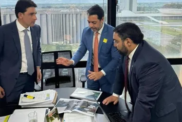 
          Imagem ilustrativa da imagem Novo líder do PSB se equilibra na crise entre Lula e Lira
          