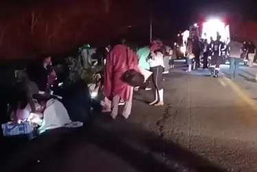 Imagem ilustrativa da imagem Ônibus tomba e deixa 26 feridos no segundo acidente grave em dois dias na Bahia