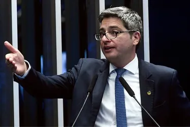 
          Imagem ilustrativa da imagem Oposição demora a reagir, mas acusa “perseguição”
          