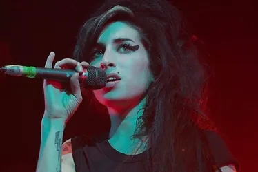 Imagem ilustrativa da imagem Pai de Amy Winehouse processa amigas da cantora em R$ 4,5 milhões