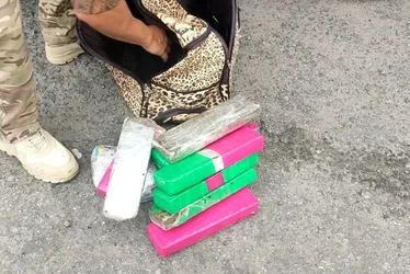 Imagem ilustrativa da imagem Passageiro é flagrado com maconha e haxixe em ônibus de viagem na BR-101 no ES