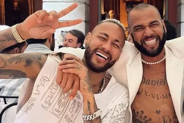 Imagem ilustrativa da imagem Pena de Daniel Alves foi reduzida após ajuda financeira de Neymar