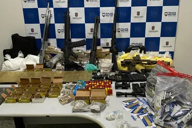 Imagem ilustrativa da imagem Polícia apreende armas, mais de 8 mil munições e 41 kg de drogas em Vitória