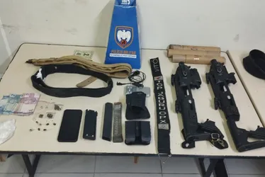 Imagem ilustrativa da imagem Polícia apreende kits para transformar pistolas em armas longas em morro de Vitória