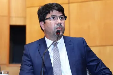 Imagem ilustrativa da imagem Presidente da Ales inscreve Davi Diniz para vaga no TCE com o apoio de 25 deputados