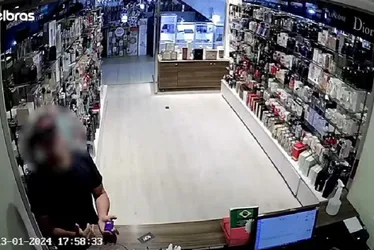 Imagem ilustrativa da imagem "Profissional do crime": bandido anuncia assalto, elogia e pede calma à vítima