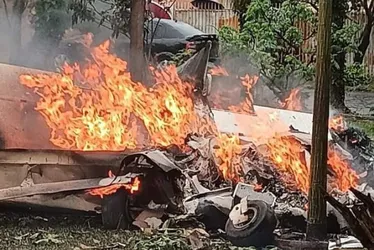 Imagem ilustrativa da imagem Queda de avião de pequeno porte deixa 4 mortos